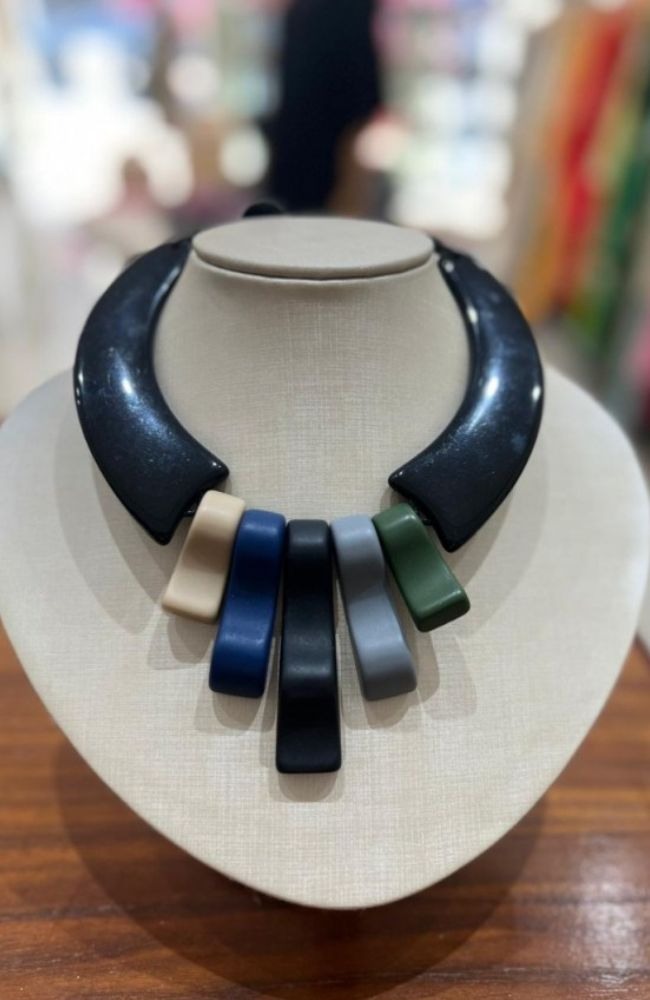 Colar de Resina Preto com Blocos Coloridos