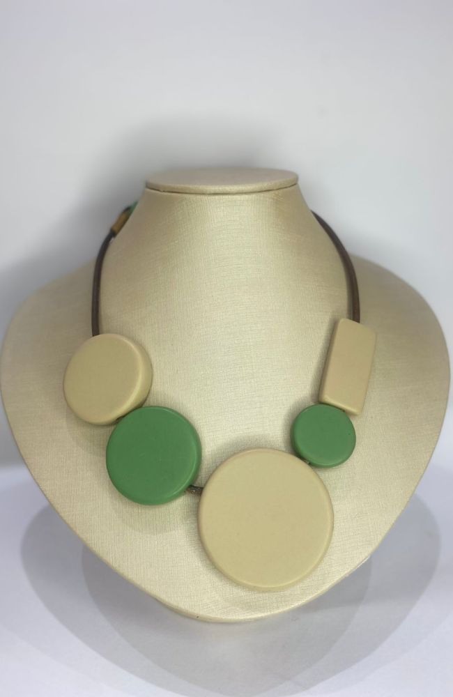 Colar Verde e Areia com Geometria Orgânica