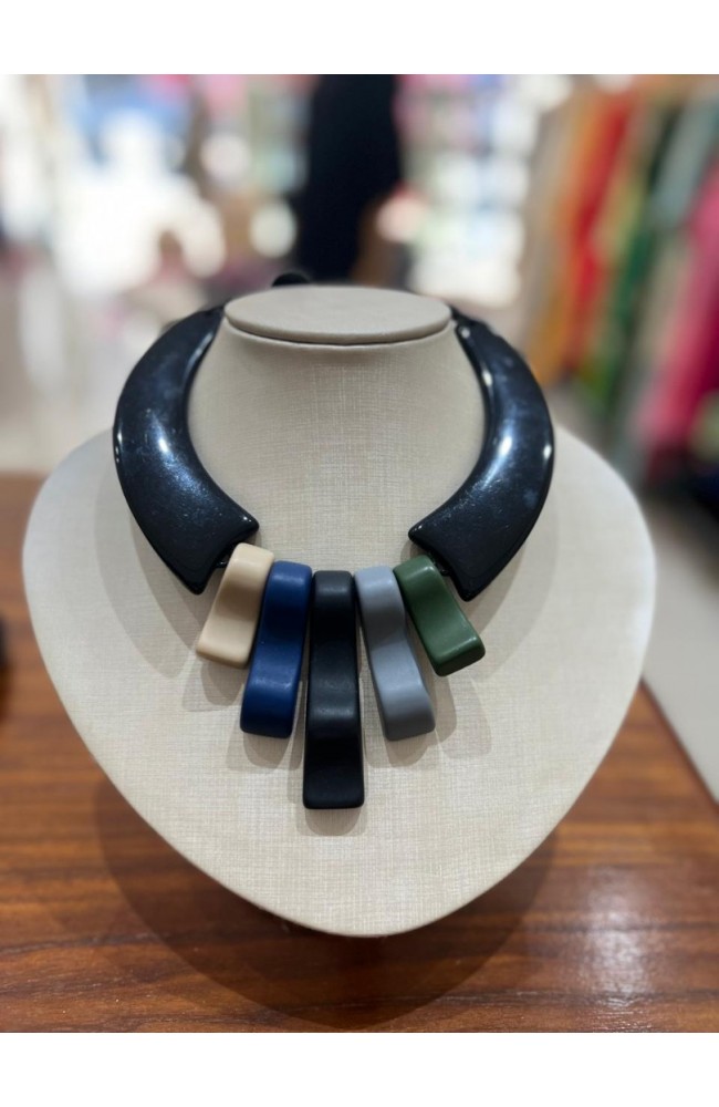 Colar de resina com detalhes azuis 